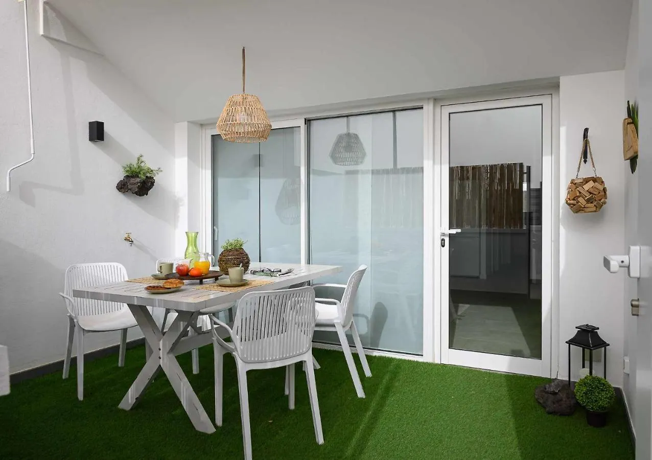 Apartamento Monstera Vivienda Vacacional de Lujo a 500m de Playa Dorada WIFI RÁPIDO Playa Blanca  España